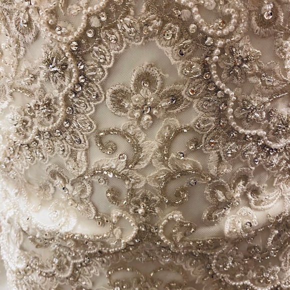 Ivory wedding dress - Picture 2 of 8